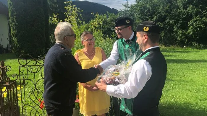 Die Orts- und Werkskapelle Wartberg kam bei der Überraschungsfeier für Horst Neumann persönlich vorbei und gratulierte ihm zum 85. Geburtstag.
