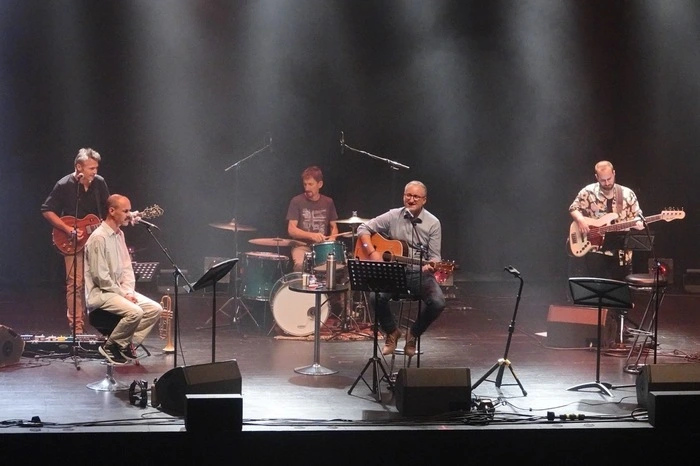 Begleitet wurde er von hervorragende Musikern, wie Steff Kotter, Kolja Radenkovic, Tom Wilding, Bernd Wimmer und dem tollen Sänger Wolfgang Sang.