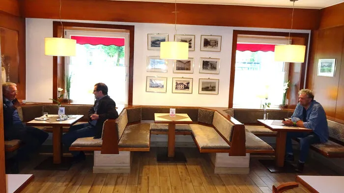 Viele Sessel wurden im Café Moser weggeräumt. Dir Räume wirken etwas leer, auch weil der Besuch der Gäste am ersten Öffnungstag noch etwas verhalten war.