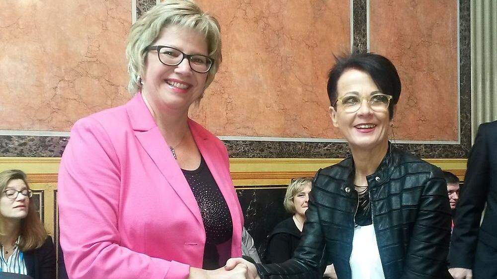 Bundesrätin Ana Blatnik (SPÖ) gratuliert der frisch angelobten Amtskollegin Jutta Arztmann (links)
