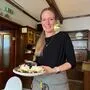 Daniela Dirnberger serviert im Gasthof Geiger gut bürgerliche Küche