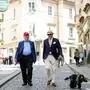 Lilly, Karl A. Kubinzky und Christian Weniger beim Spaziergang durch die Sporgasse