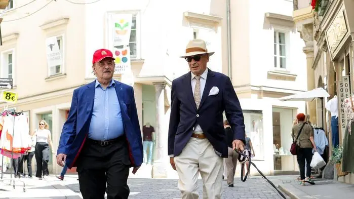 Lilly, Karl A. Kubinzky und Christian Weniger beim Spaziergang durch die Sporgasse
