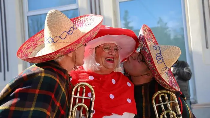 Beim Faschingsumzug in Fehring trafen sich Sombrero und Pilzhut