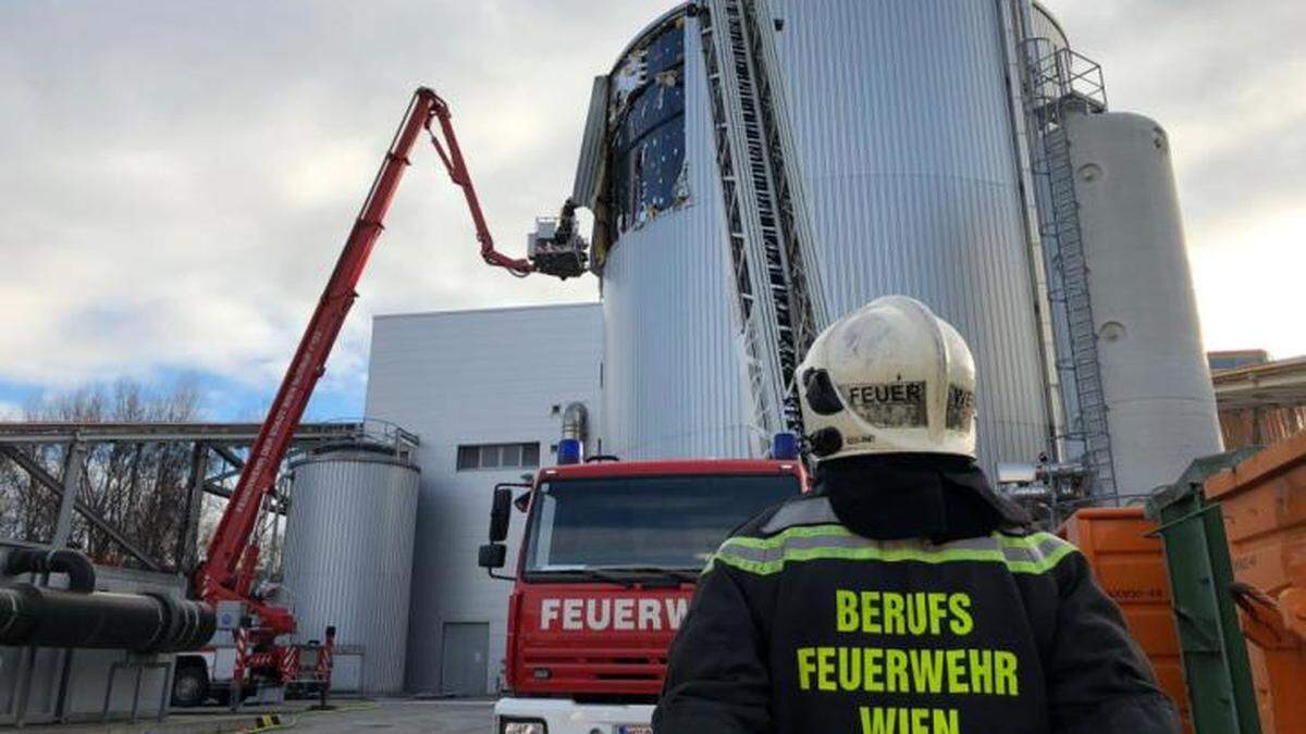 Die Wiener Berufsfeuerwehr ist am Mittwoch zu mehreren Einsätzen wegen Sturmschäden ausgerückt, unter anderem lösten sich bei der Müllverbrennungsanlage Pfaffenau in Simmering Fassadenteile