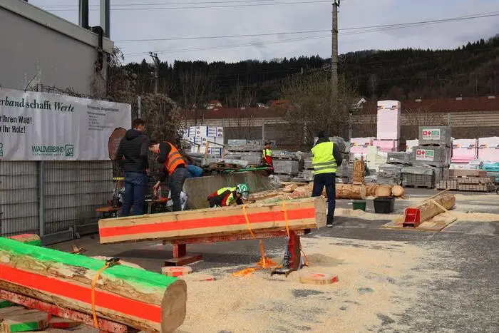 Der Zuschauerplatz war mit Eltern und Freunden der Teilnehmenden gefüllt, die diese mit Jubelrufen anfeuerten