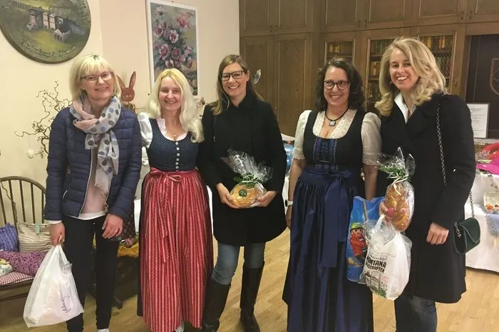 Mit dabei waren unter anderen Bürgermeister Josef Ofner mit Gattin Sabine Wolkenstein, Gemeinderätin Sonja Hartl, vom Kärtner Bildungswerk Waltraud Regenfelder, Friseurmeisterin Silvia Steinbrugger und Abordnungen der Trachtengruppen aus dem Bezirk St. Veit.