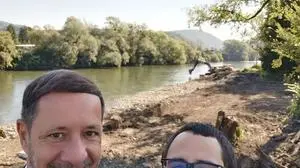 Bürgermeister Harald Mulle (l) und Gemeinderat Gernot Papst freuen sich aufs Schwimmen in der Mur