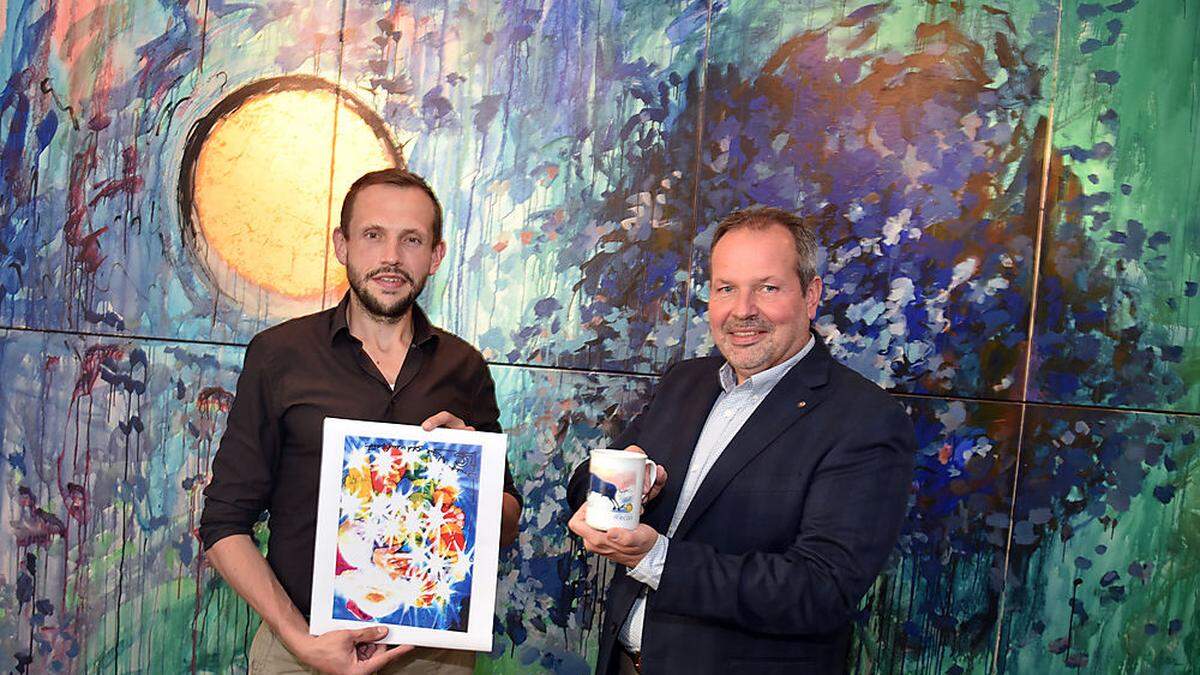 Andreas und Norbert Schellander (von links) sammeln mit Kalender und Teehäferl für den guten Zweck