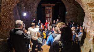 Besucher bei der Veranstaltung „Nachts im Museum“ im Stift St. Paul 