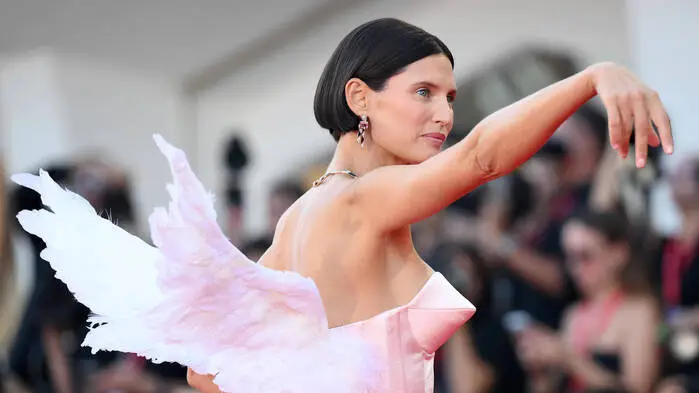 Bianca Balti erschien mit Engelsflügeln zur Eröffnung