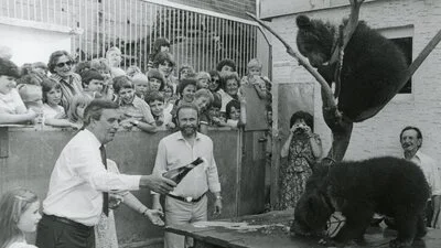 Eine Bärentaufe 1983 im Bärenzoo auf dem Kreuzbergl 