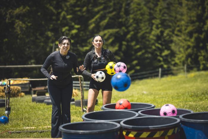 Paloma und Nadja im Spiel „Stangentanz mit Einlochen“