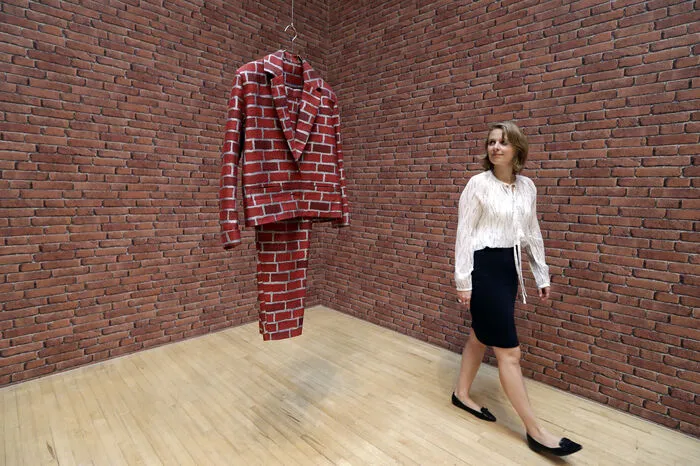"Brick Suit", ebenfalls von Anthea Hamilton. Die Künstlerin verfolgt in ihren Arbeiten immer den Weg und die Transformation von Gegenkulturen in den Mainstream.