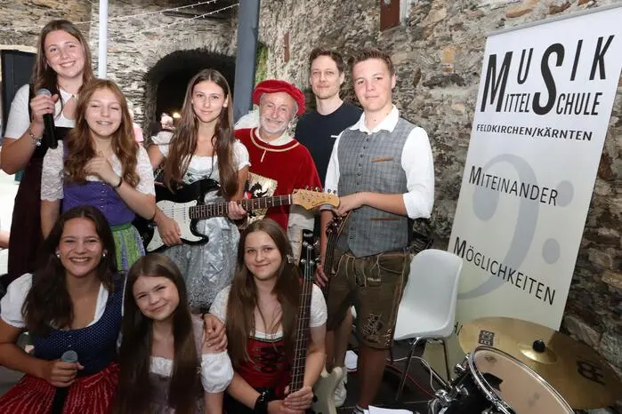Die Musikmittelschule Feldkirchen unter ihrem Musikkoordinator Christian Bucher. 