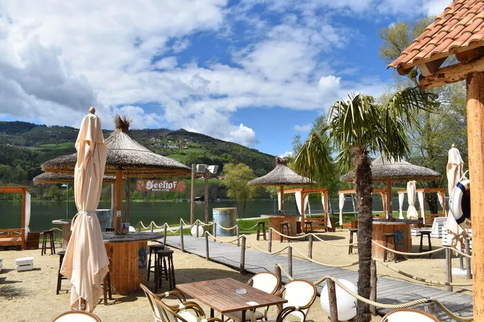 Diesen hatte Betreiber Martin Fritz vor mehr als 20 Jahren geschlossen, nun ist er seit Mai 2022 mit einem neuen Konzept, welches Urlaubsstimmung an den Stubenbergsee holen soll, wieder aktiv. Lesen Sie hier mehr.
