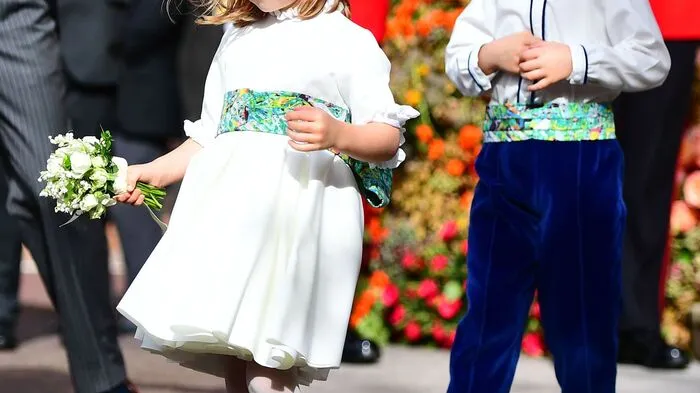 Als am Freitag Prinzessin Eugenie ihrem Verlobten Jack Brooksbank in der St.-Georgs-Kapelle von Schloss Windsor ihre Hand inklusive Jawort gab, machte sich einer aus der steifen royalen Feier einfach seine eigene Party.