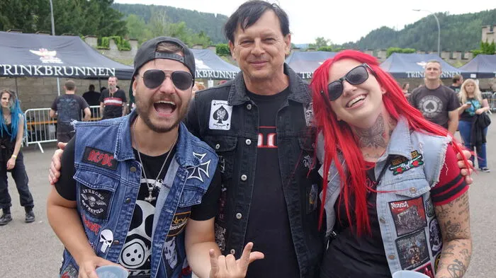 Hunderte motivierte Rockröhren und Metalfans