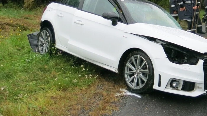 Auf regennasser Fahrbahn waren zwei Autos zusammengeprallt.