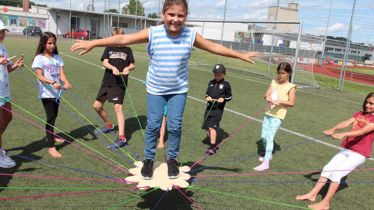 Viel Geschicklichkeit wurde am Sportplatz gefordert