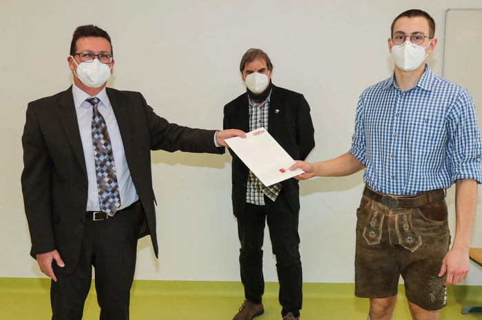 Ausbildungsleiter Karl Reibenbacher und VMA-Obmann Johann Siegl stehen kurz vor ihrer Pensionierung, für sie war es die letzte Freisprechung als aktive Eisenbahner.