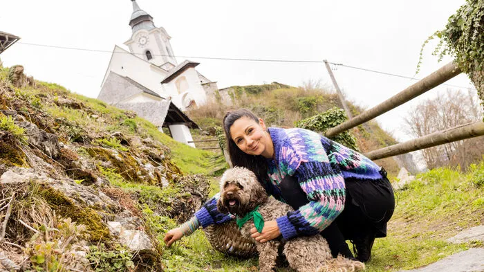 Direkt unter der Sternberger Kirche sammelt Daniela Sternad schmackhaftes Unkraut für ihre Gerichte