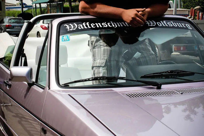 Jonathan Walter, 22, Inzingen, Deutschland, Berufskraftfahrer„Ich habe schon immer etwas für alte Autos übrig gehabt. Aber mein 1er Golf Cabrio Sondermodell Fashion Line ist für mich ganz besonders. Die Originalfarbe sieht man heute noch nur sehr selten. Die Sitze und das Verdeck hab ich mit weißem Leder überzogen. Im Alltag ist mein Cabrio allerdings nicht im Einsatz. Wenn ich im Jahr 300 Kilometer damit fahre, dann ist das schon viel.“