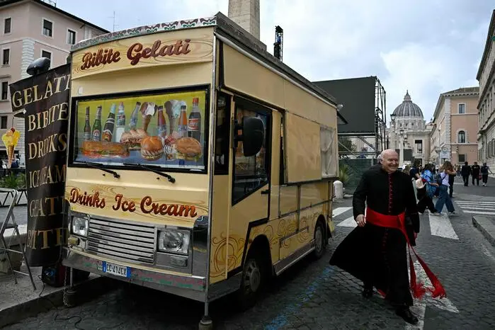 Gut gelaunt schleicht sich Kardinal Gianfranco Ravasi am Eiswagen vorbei.