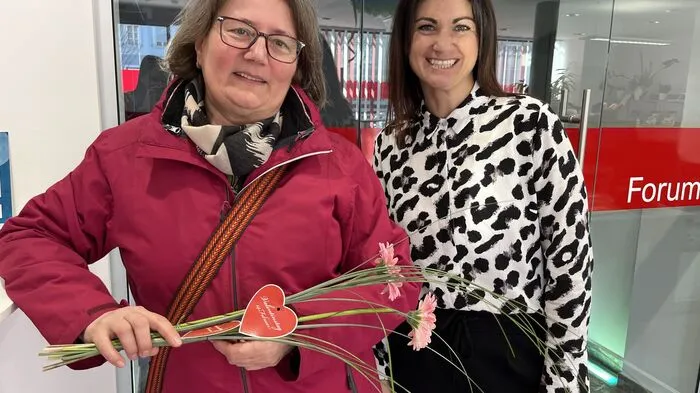 Viele Leserinnen und Leser kamen schon sehr früh ins Regionalbüro und holten sich eine Gerbera ab