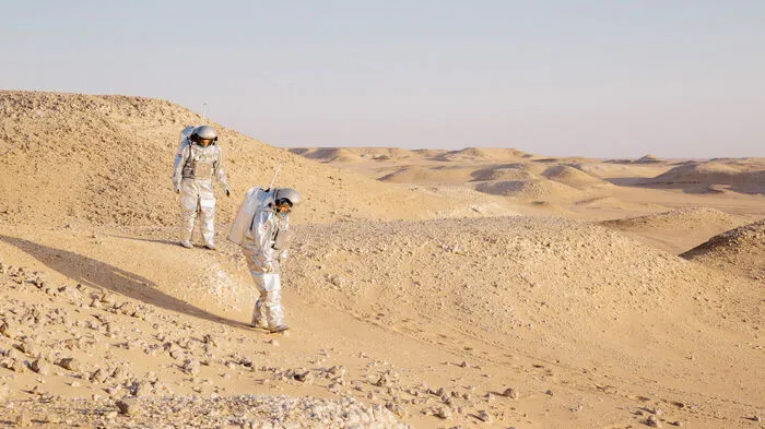 Am Donnerstag hat um 10.58 MEZ die zwölfte Mars-Mission des Österreichischen Weltraum Forums (ÖWF) begonnen. Ab sofort befinden sich die Beteiligten in einer "Isolations-Phase" und können vom "Mars", der in diesem Fall im Oman liegt, mit der "Erde" (Innsbruck) nur mehr mit zehnminütiger Verzögerung kommunizieren.