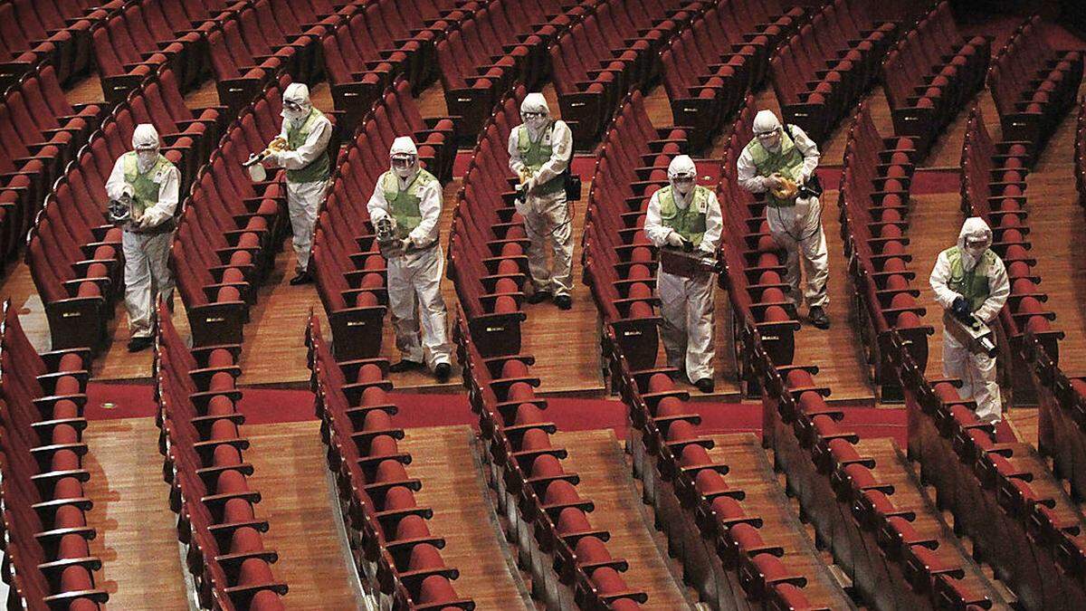 In Seoul wird ein Theater desinfiziert 