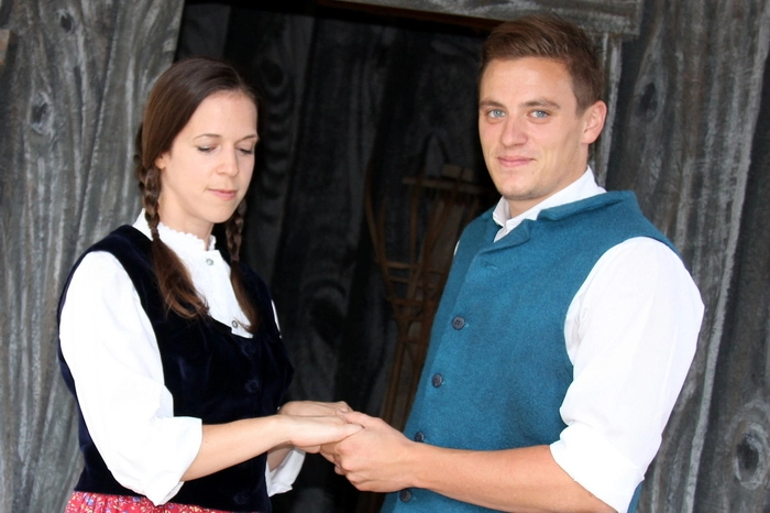 Die Regisseurin Alenka Hain bringt Spannung, Tempo und Aktualität in das Stück.