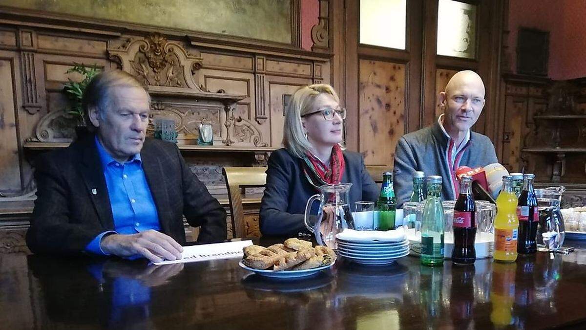 Jürgen Winter (rechts) mit der künftigen Bürgermeisterin Elisabeth Krammel und dem künftigen Vizebürgermeister und Finanzstadtrat Alfred Brandner