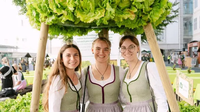 Die steirischen Weinhoheiten Sandra Purkhart, Cäcilia Skoff und Julia Perner unter der Krauthäuptel-Krone