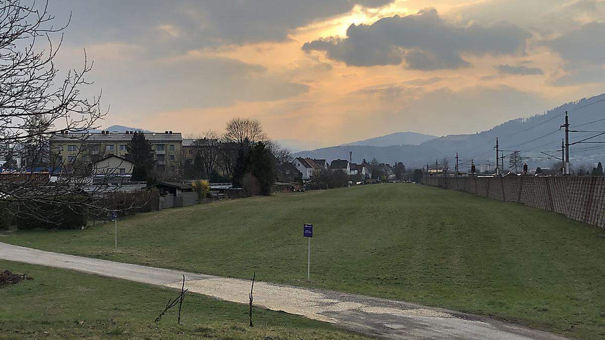 An der Bahnstrecke in Leoben-Lerchenfeld soll die neue S-Bahn-Haltestelle entstehen