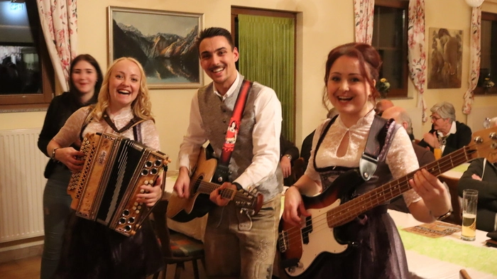 Die „Geschwister Scharf“ eröffneten den Abend mit Musik und guter Laune.