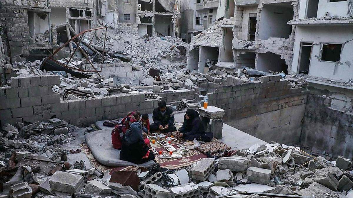 Eine Familie in Trümmern in der syrischen Provinz Idlib 