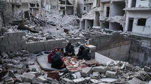 Eine Familie in Trümmern in der syrischen Provinz Idlib 