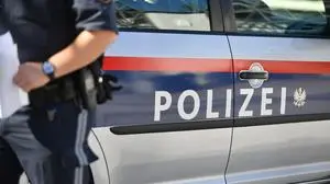 ABD0053_20160826 - SALZBURG - ÖSTERREICH: THEMENBILD -  Der Schriftzug "Polizei" auf einem Polizeiauto beim Einsatztraining am Freitag, 26. August 2016, in der Landespolizeidirektion Salzburg. - FOTO: APA/BARBARA GINDL