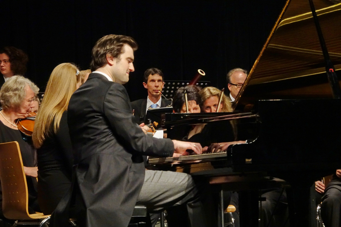 Ein besonderer Höhepunkt war die "Rhapsody in Blue", in der Georg Gershwin sinfonische Orchestermusik mit Jazz im Einklang bringt und daraus ein virtuoses Klavierkonzert komponierte. Als Solist beeindruckte an diesem Konzertabend der slowenische Pianist Davorin Mori.