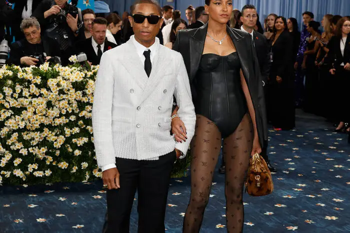 Der Musiker und Designer Pharrell Williams, ebenfalls einer der Co-Gastgeber der Met-Gala, zog die Blicke mit einer kurzen, perlenbesetzten weißen Jacke und einer ausgestellten schwarzen Smokinghose auf sich. An seiner Seite Ehefrau Helen Lasichanh.