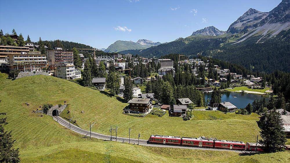 Mit der Rhätischen Bahn (hier in Arosa) fährt man bequem durch ganz Graubünden