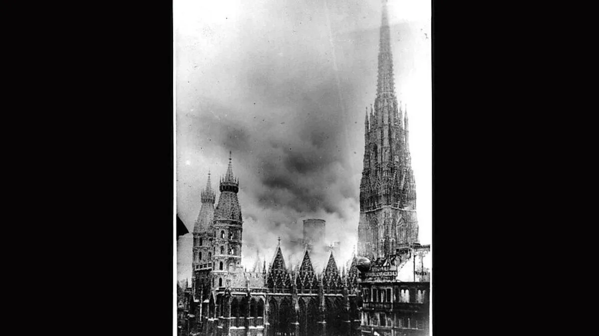Das Wahrzeichen Wiens, der Steffl im April 1945