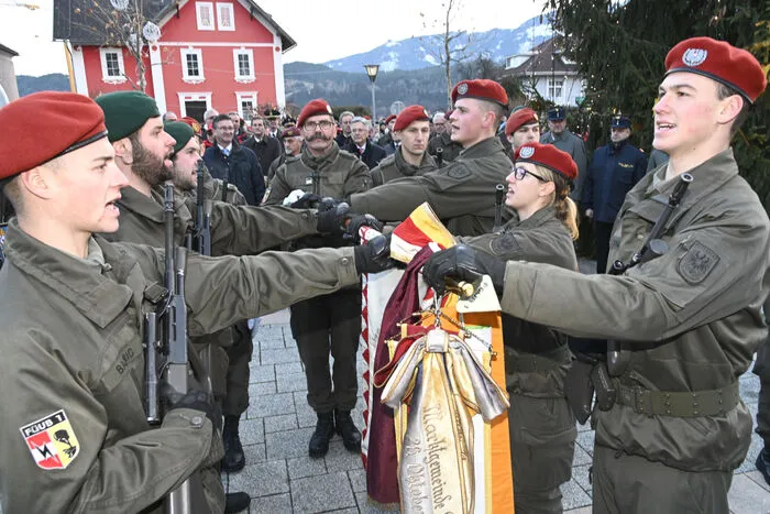 Sechs ausgewählte RekrutInnen legten stellvertretend für die 180 Jungsoldaten aus ganz Kärnten das Treuegelöbnis auf die Fahne ab.
