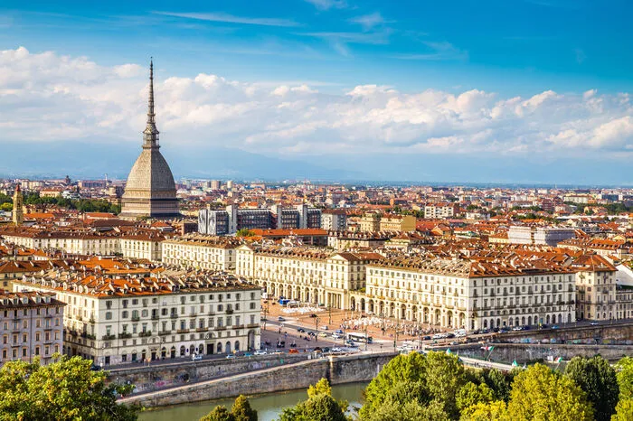 Auch der Blick von oben auf die piemontesische Hauptstadt lohnt sich. Am besten ist dieser vom Wahrzeichen aus, der Mole Antonelliana. Mit einem Lift geht es in die 70 Meter hohe Kuppel. Am Boden angekommen, darf man sich das Kinomuseum nicht entgehen lassen.