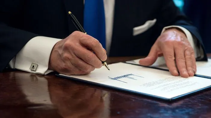 Mit dieser Unterschrift setzt der neue US-Präsident Donald Trump der US-Klimapolitik seines Vorgängers Barack Obama ein Ende.