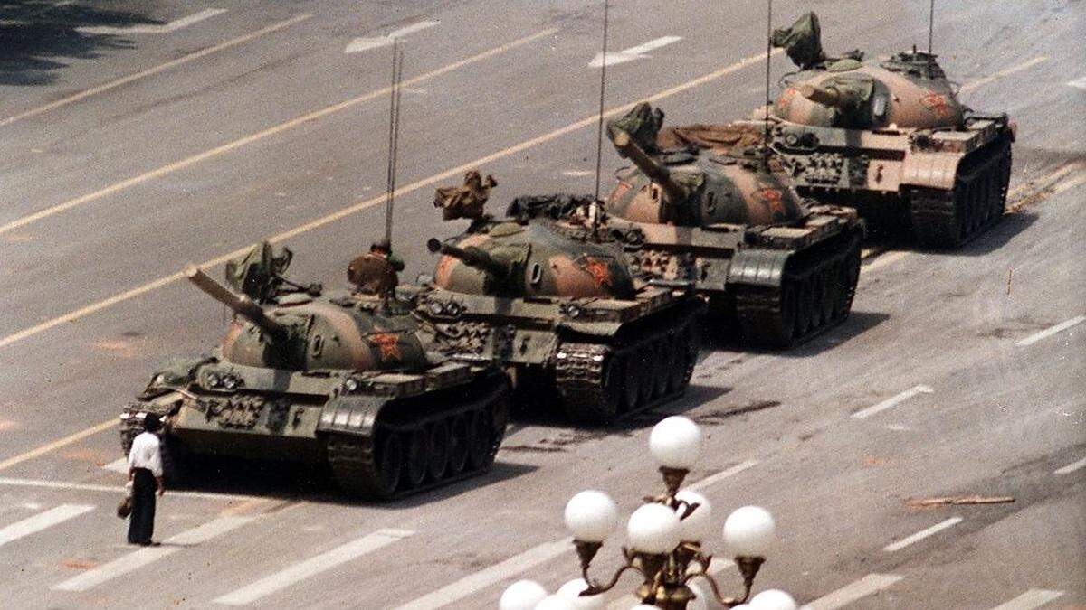 Auch andere Fotografen hielten die Szene auf dem Tiananmen-Platz damals fest. Der AP-Fotografen Jeff Widener erhielt für seine Aufnahme den Pulitzer-Preis