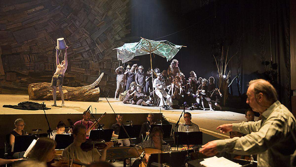 Nikolaus Harnoncourt dirigiert bei " The Fairy Queen"