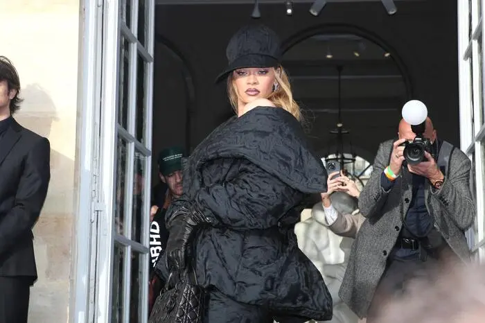 Drama Baby!: Rihanna präsentierte sich bei der Haute Couture Show von Dior ganz in Schwarz, mit übergroßer Schirmmütze als Hingucker.