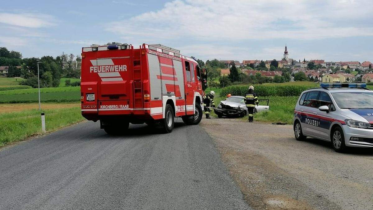 Die Feuerwehrleute zogen das Auto mithilfe einer Seilwinde aus dem Straßengraben